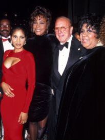 Toni Braxton, Whitney Houston, Clive Davis and Aretha Franklin, 1995, New York.jpg